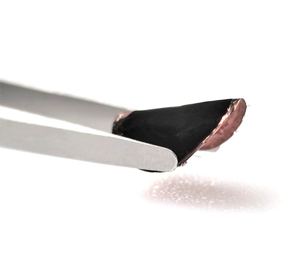 纳米线三明治保持，折叠，用镊子