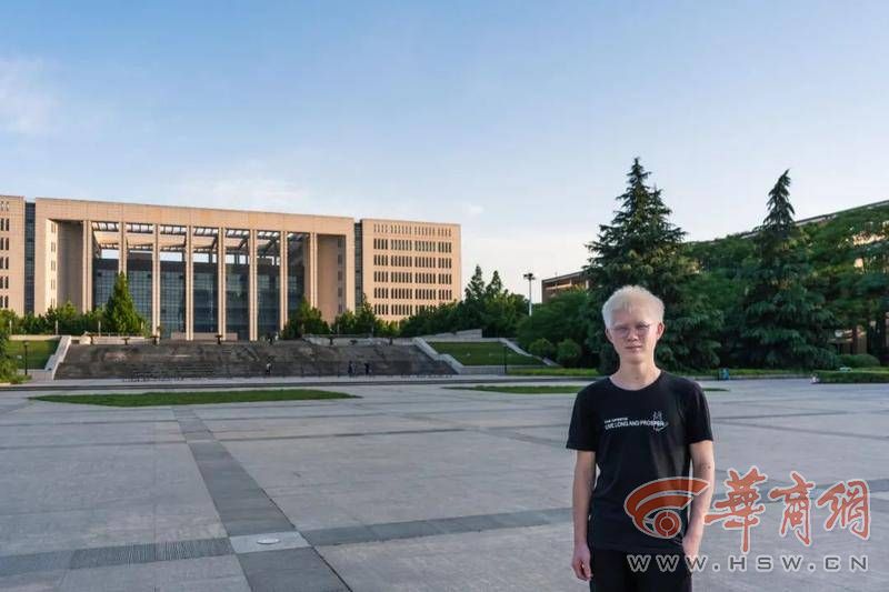 西北大学“最励志”奖获得者：坦然面对先天疾病 用放大镜当“阅读工具”