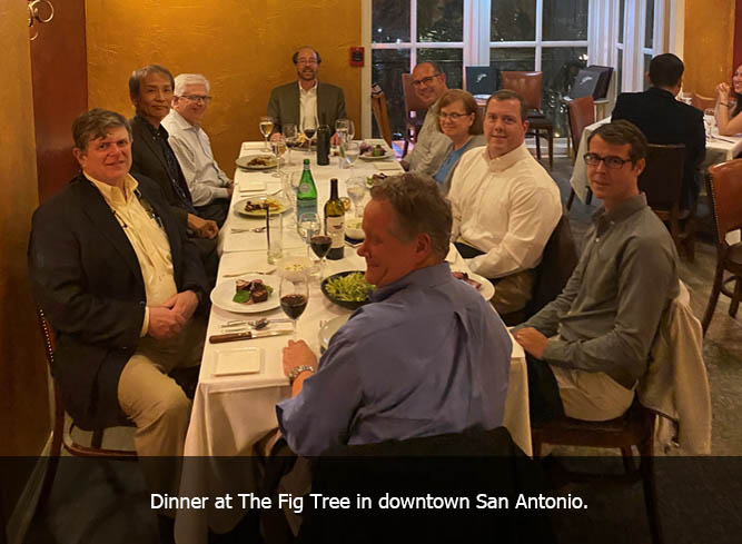 Avadain的利益相关者查看制造进度和石墨烯薄片样本