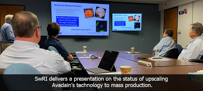Avadain的利益相关者查看制造进度和石墨烯薄片样本