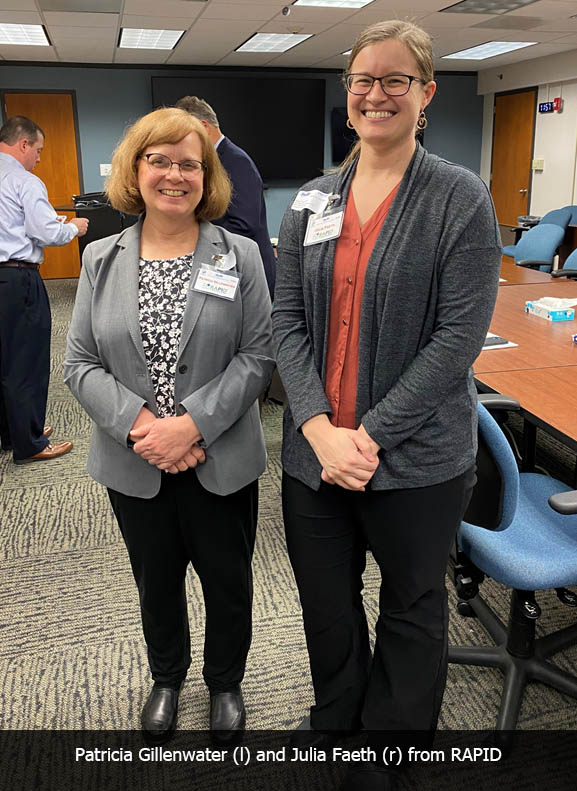 Avadain的利益相关者查看制造进度和石墨烯薄片样本