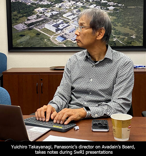 Avadain的利益相关者查看制造进度和石墨烯薄片样本