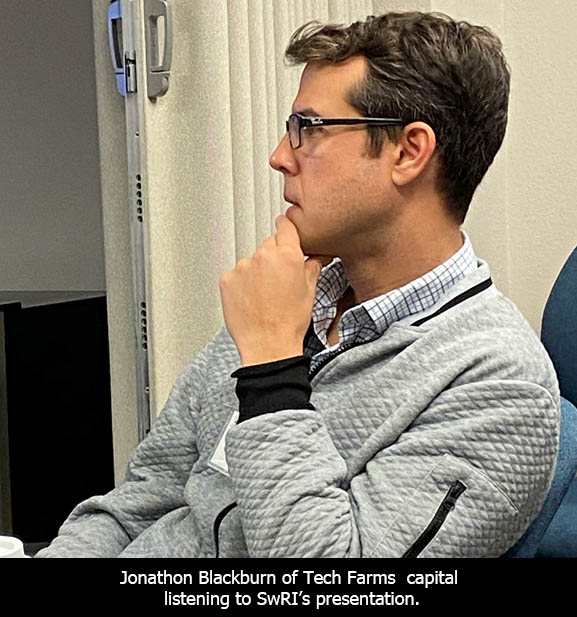 Avadain的利益相关者查看制造进度和石墨烯薄片样本