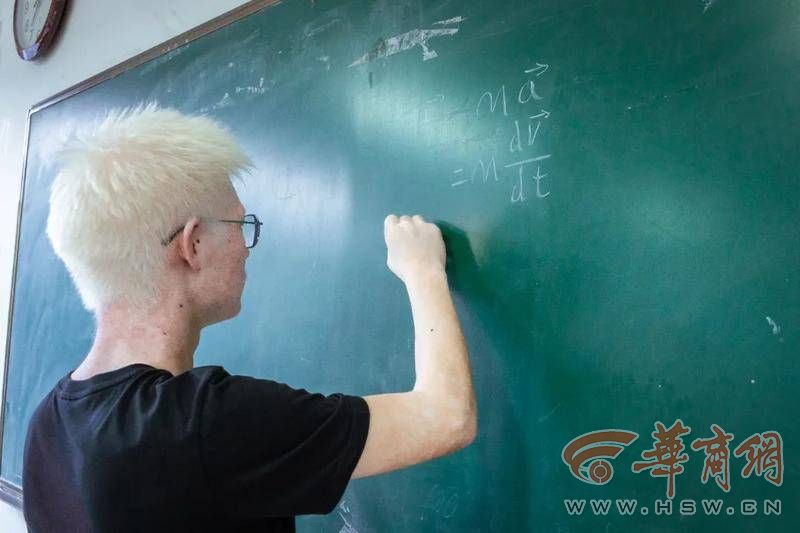 西北大学“最励志”奖获得者：坦然面对先天疾病 用放大镜当“阅读工具”