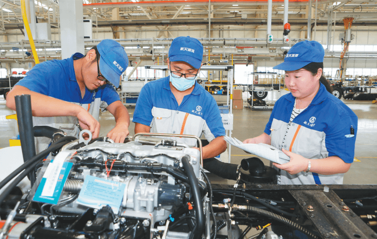 对接通道、产业、平台、市场 引进企业、资本、人才 凌源通过“四接三引”融入京津冀