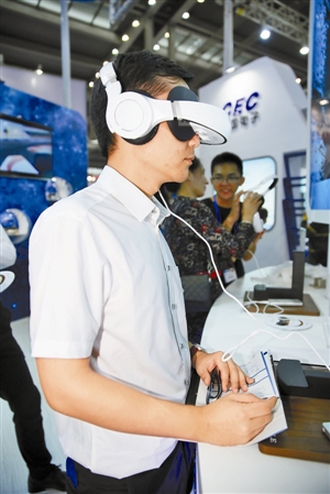 各种“黑科技”亮相高交会，新奇体验让人脑洞大开 一件衣服就可搞掂整个冬天