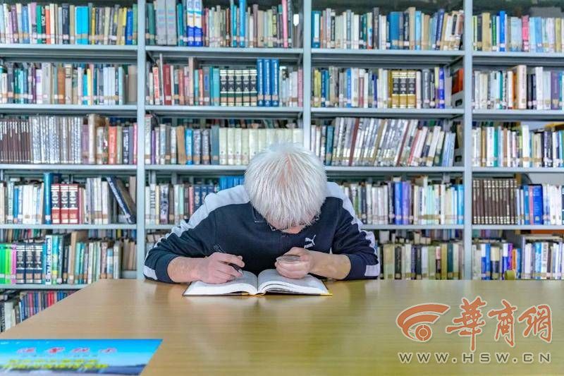 西北大学“最励志”奖获得者：坦然面对先天疾病 用放大镜当“阅读工具”