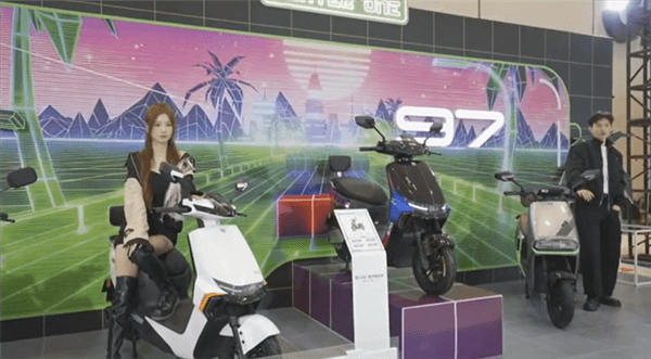 3499元起 绿源液冷全能旗舰S70发布：石墨烯电池能跑120km