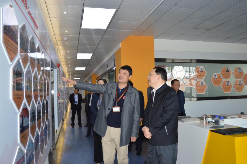 青岛质监局局长纪家栋、副局长刘龙江、高新区工委书记王作安一行来华高墨烯参观调研