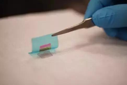 MIT 研究人员新发现：利用石墨烯，制备各种非硅半导体材料