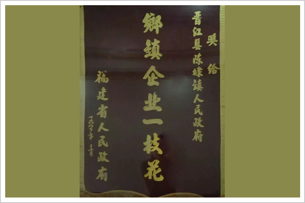 这里的官员，深夜还在给企业老板打电话