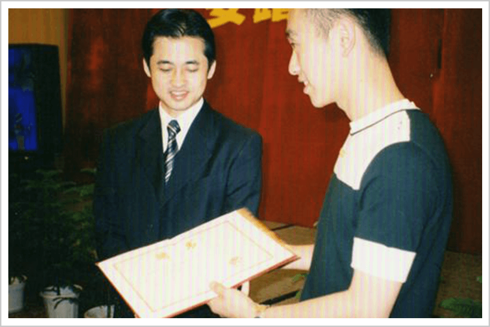 这里的官员，深夜还在给企业老板打电话