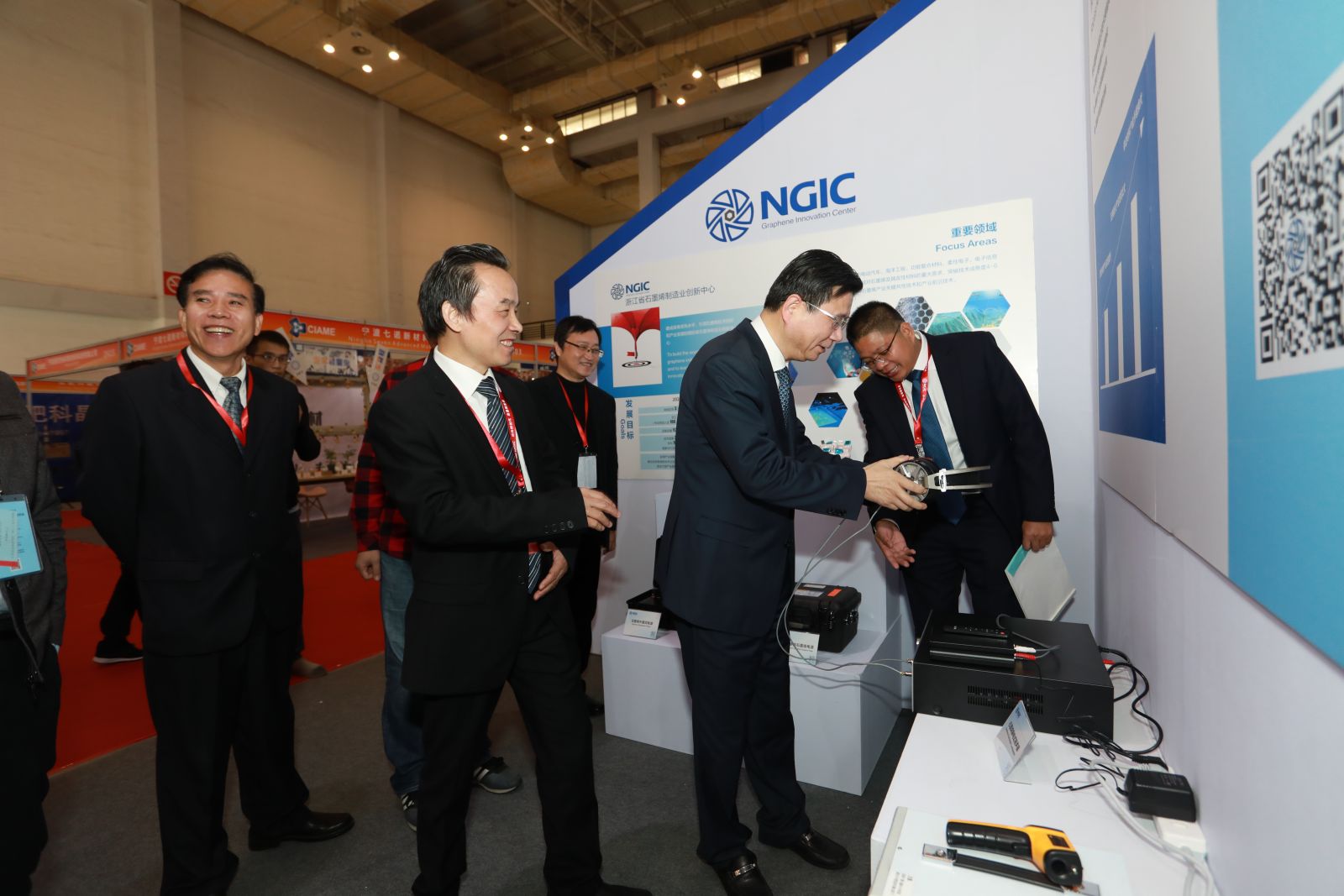 宁波副市长体验吉仓纳米公司最新研发的石墨烯静电耳机